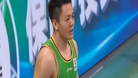 “中超焦点：王钰栋遭暴力袭击，拜合拉木冲突染红牌”