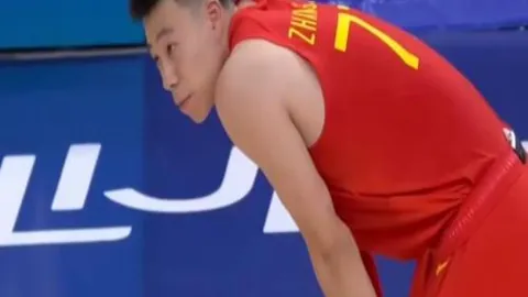 中超“奇幻一幕”！29分钟内三球疑云笼罩，武汉队先越位后“喜从何来”，悬念不断！